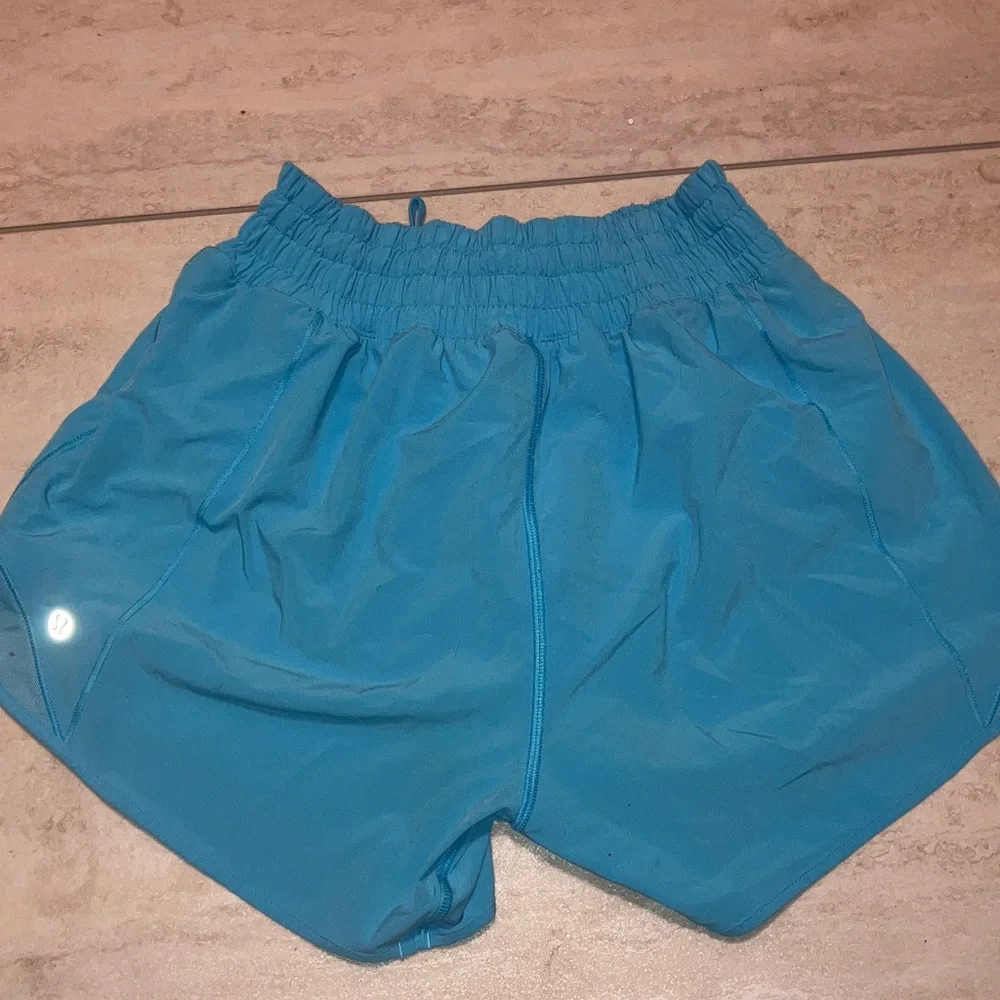 Women's Lululemon Hotty hot shorts - Picture 4 of 5